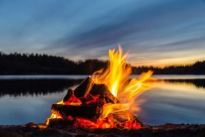 Zakończenie sezonu z ogniskiem na plaży Jeziora Sławskiego